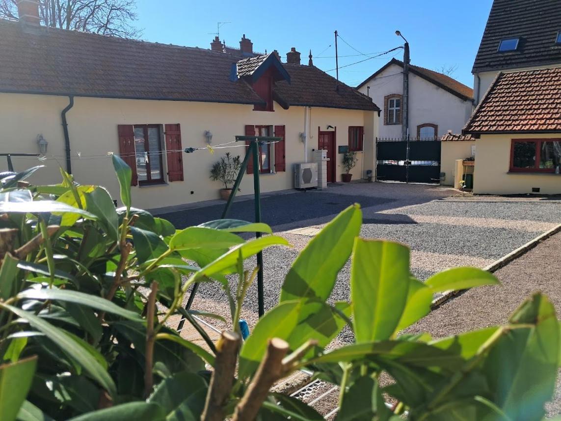 F3 80 m2 Longére plain pied au centre auxonne. - B&B