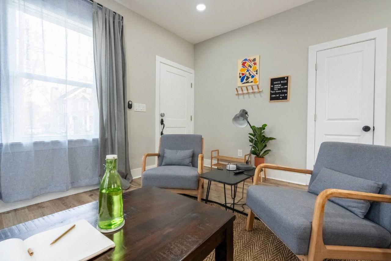 Modern 3BR home 8 min to Airport that sleeps 8 - B&B