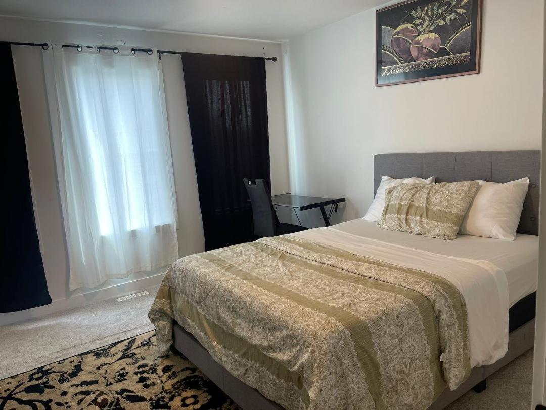 Bedroom private Bathroom in Upland - B&B Edmonton