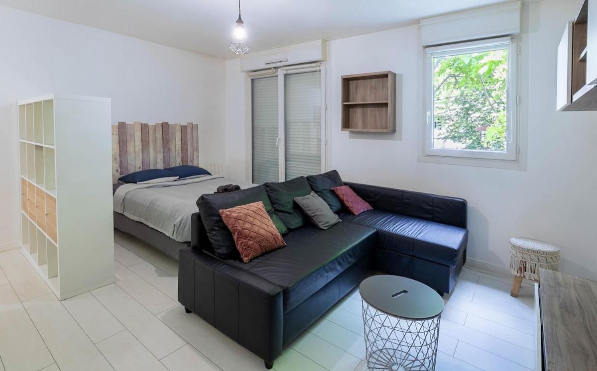 Parisian Chic & Spacious Studio with Parking - B&B