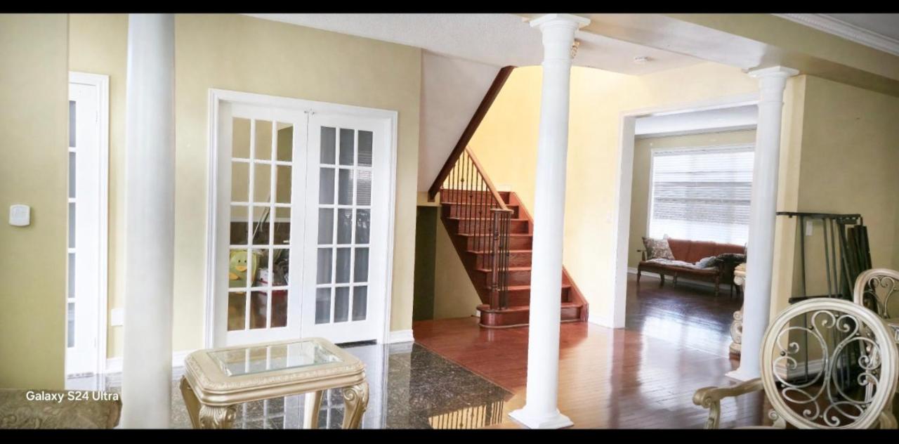 Luxurious Detached Master BR - Bed and Breakfast Markham