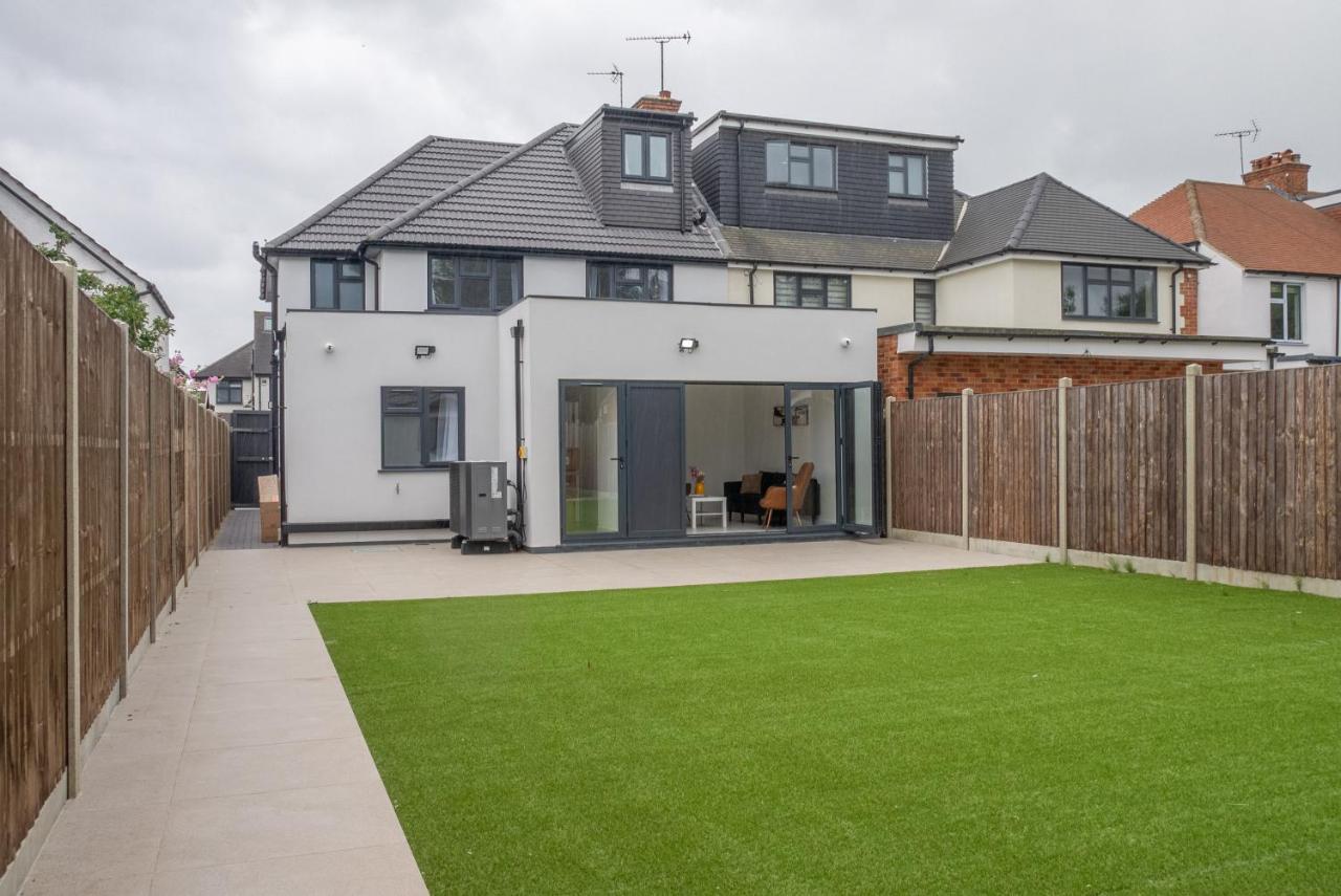 7 Bedroom Entire House in Harrow Greater London, 2 Private Parking, Hi Speed WiFi - B&B Hatch End