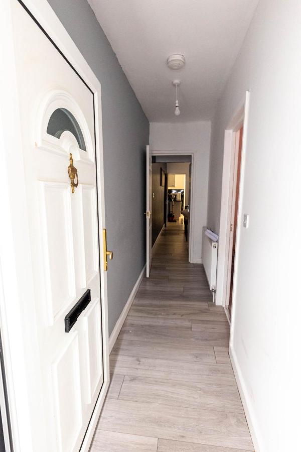 Wolverhampton 4-Bed Contractor & Family House - B&B
