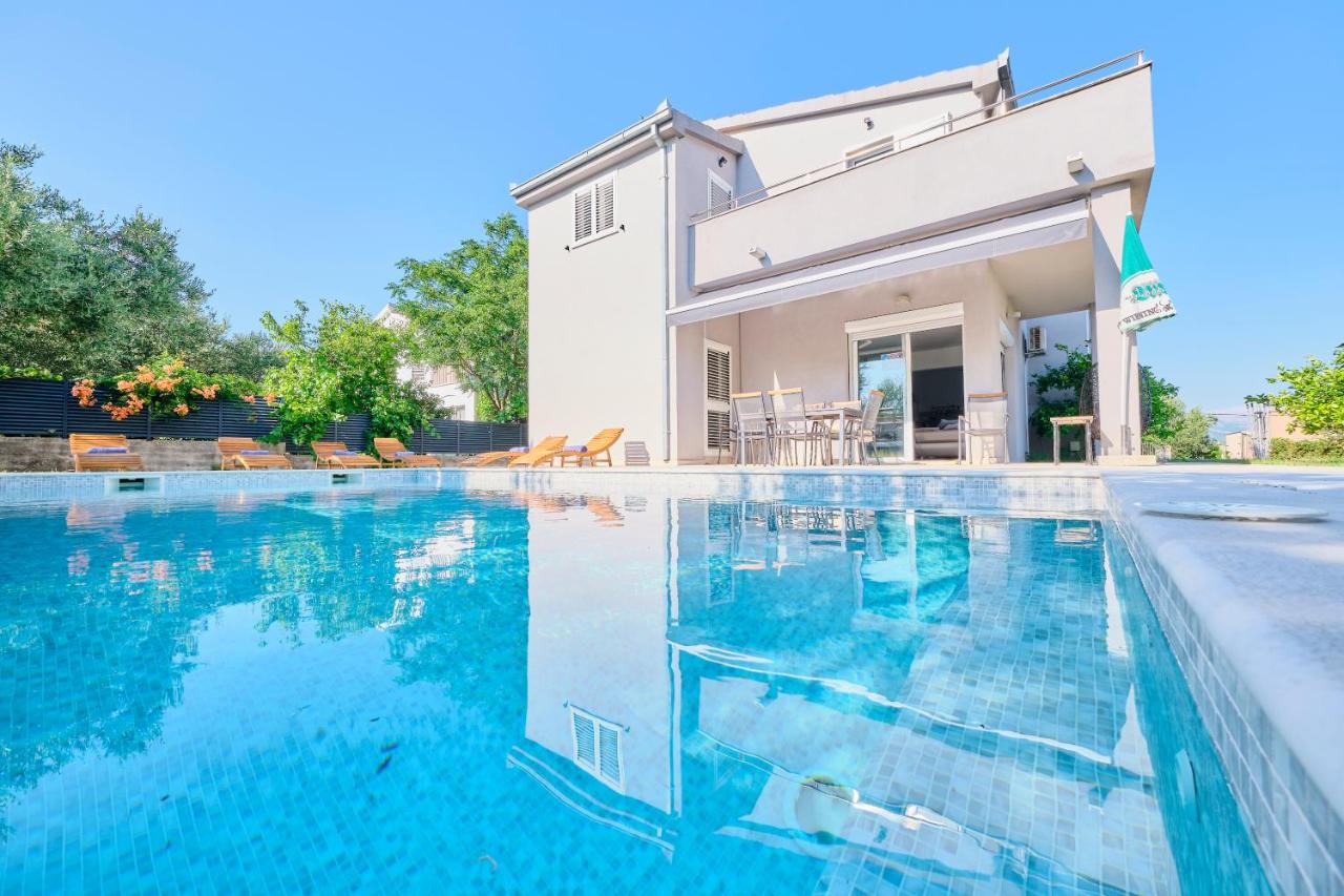 Barbara - Modern house with a private swimming pool - B&B
