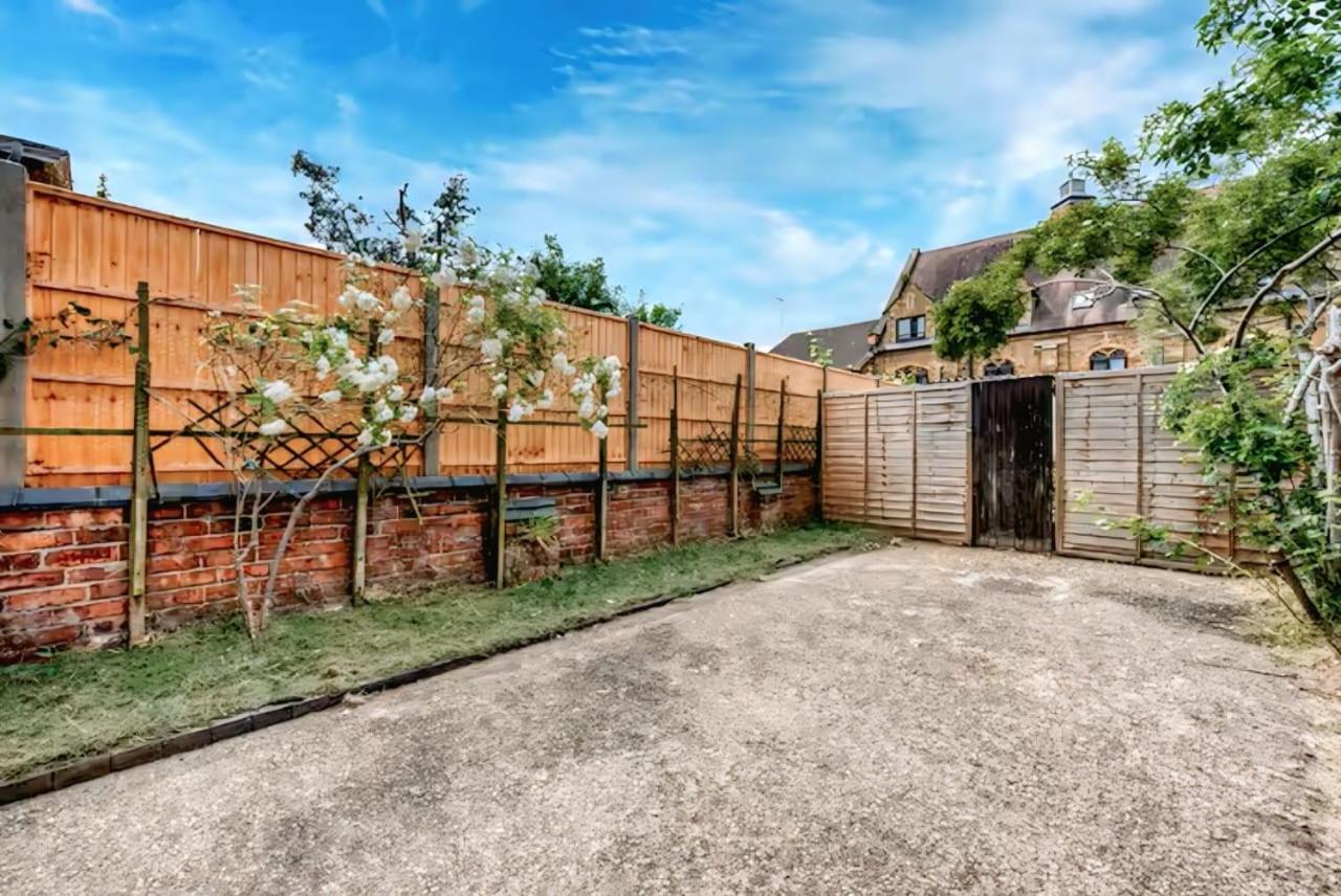Cosy 3-Bedroom Stay for 5, WiFi, Parking, 10 Percent Off - Chambres d’hôtes Dallington