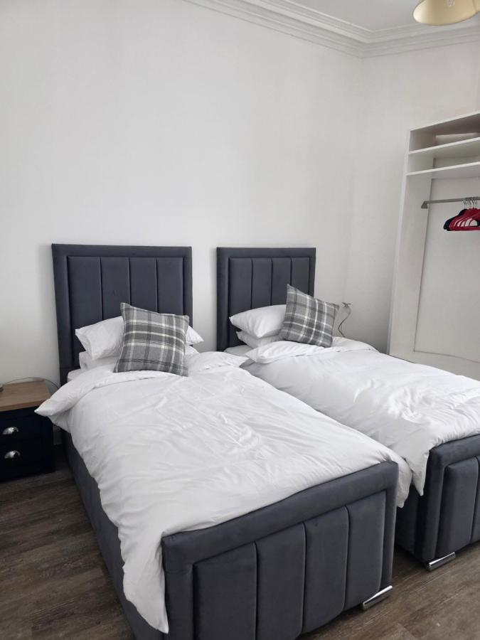 Chambre Lits Jumeaux avec Salle de Bains Commune