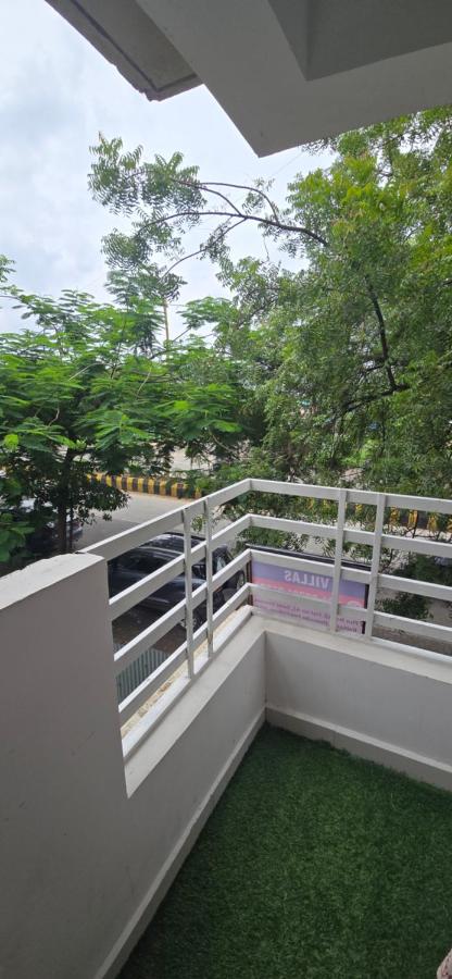 Cozy 2BHK with Balcony & Kitchen - Ferienwohnung Nagpur