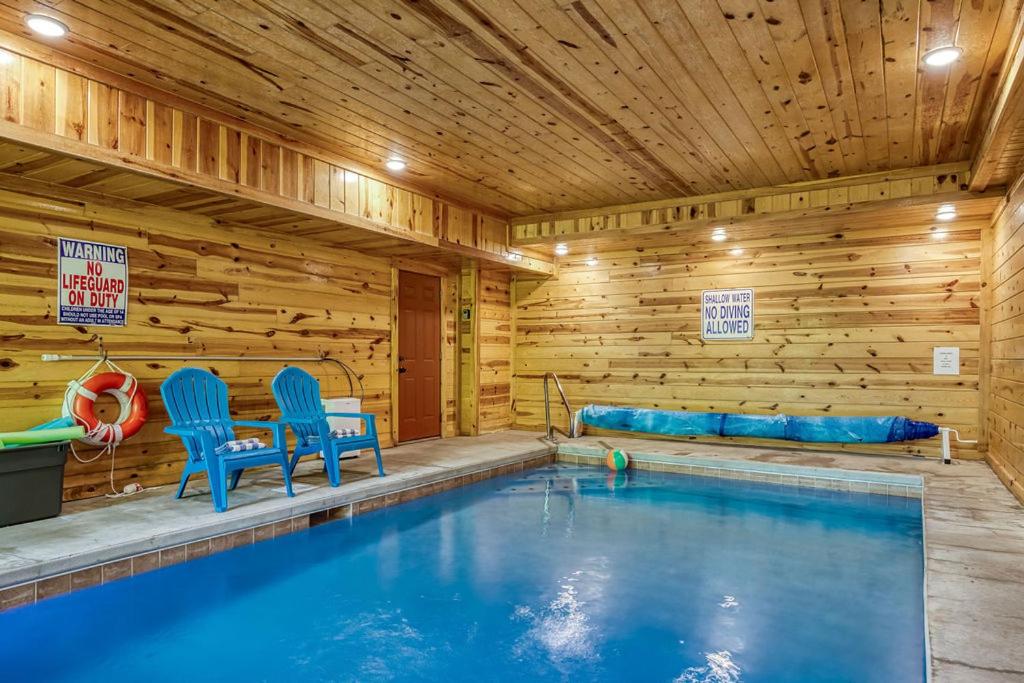 A Lasting Impression 6BR Cabin - Private Indoor Pool - Entertainment Galore Game Room - B&B