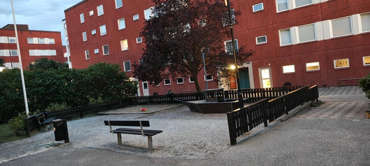 Independent Cozy apartment in husby - B&B