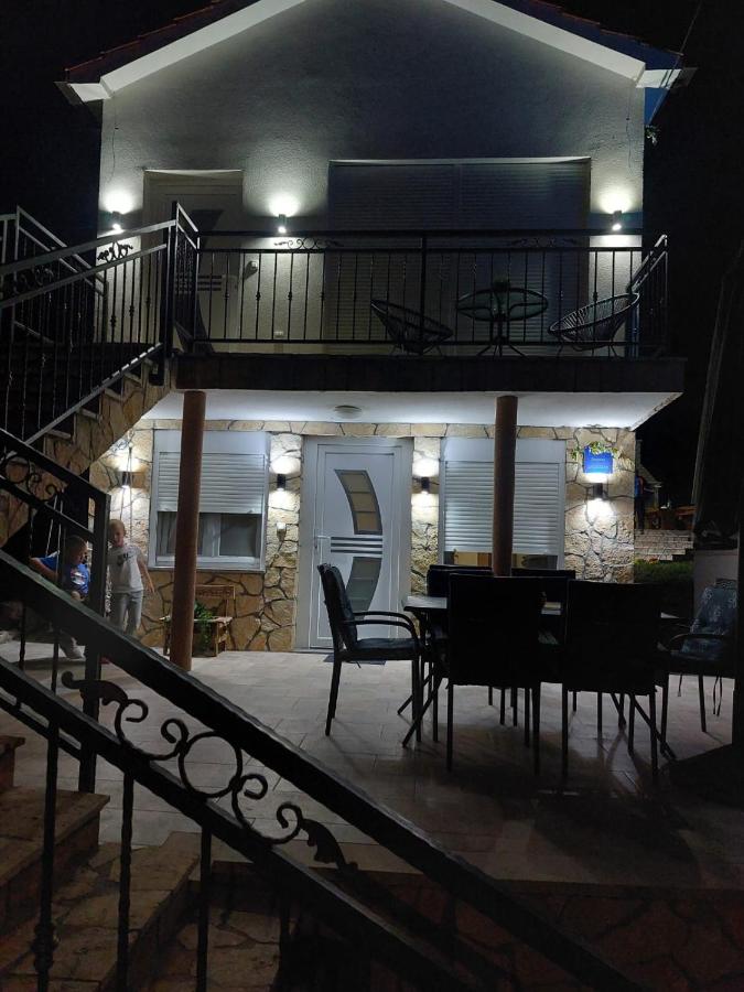 Apartments with a swimming pool in the Dalmatian Hinterland - B&B