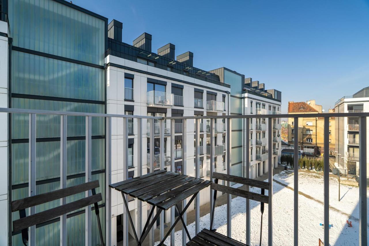 Elegant Very Berry Studios with Parking and Balcony by Noclegi Renters - B&B Poznań