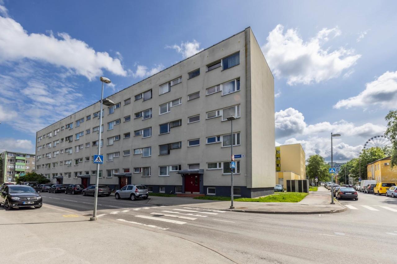 Stella`s Tallinn Airport apartment - near Tallinn Airport and Tallinn bus station - near tram, bus and train stops - free wifi, parking and Netflix - bath - new renovation - B&B