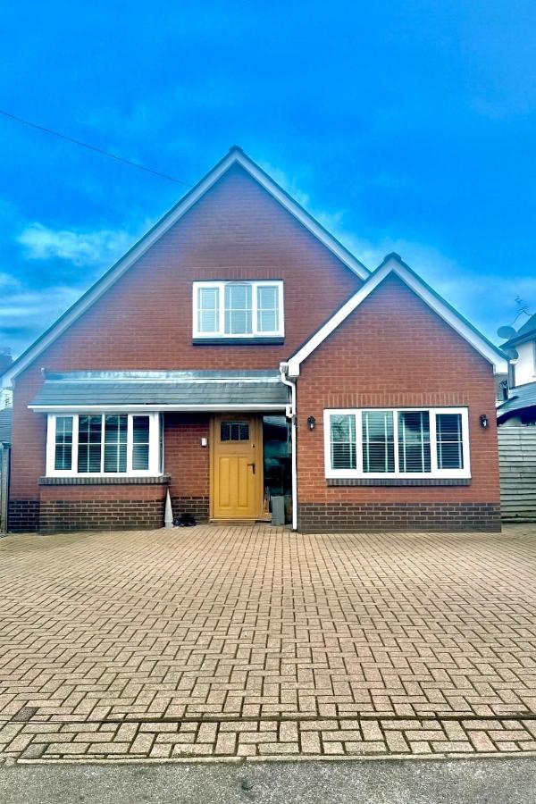 Stylish 4-Bed Home with Ensuites, Garden & Parking - Ferienwohnung Abergavenny