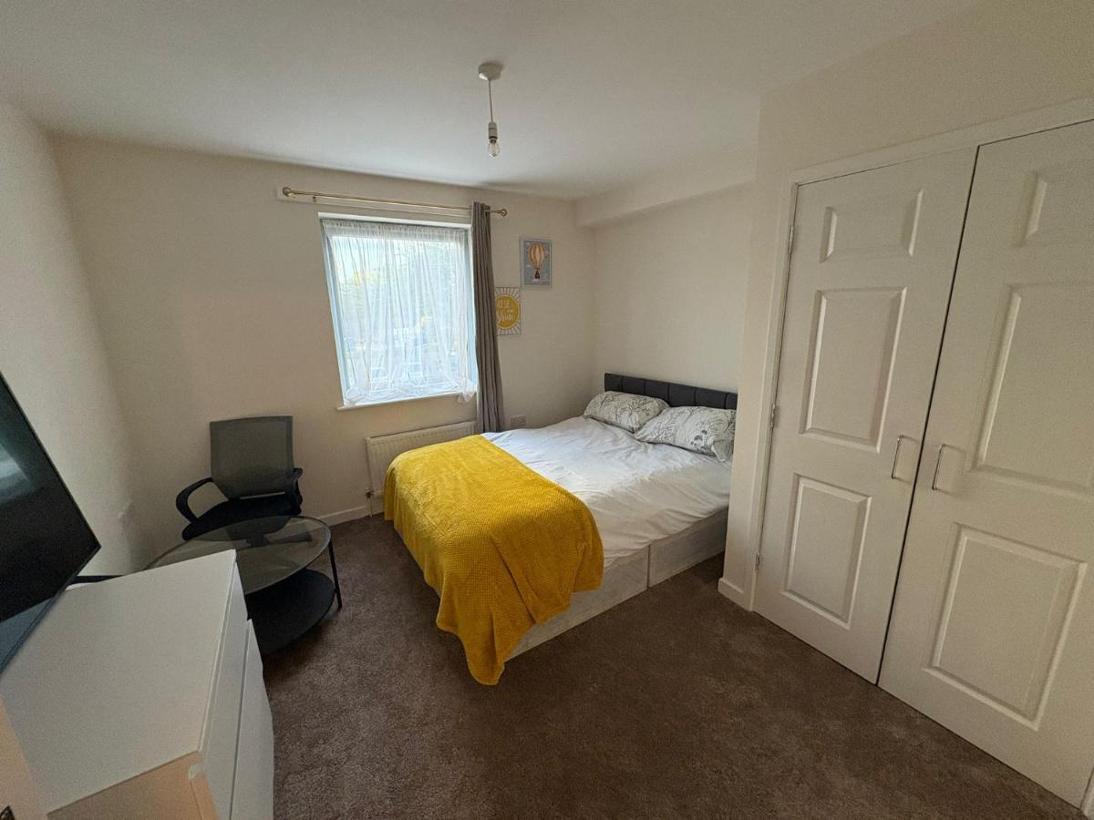 Luxury 1 Bedroom Urban Retreat with Private Balcony, Moments from Norwood Station & Crystal Palace FC - B&B