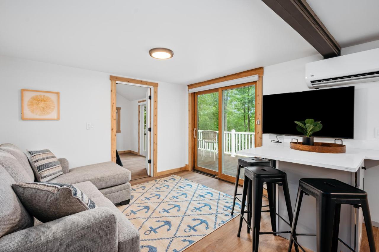 Backwoods Cottage on Arbutus Lake - B&B