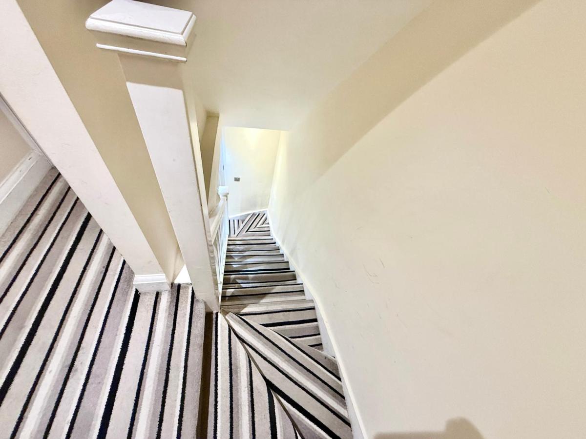 3-Bedroom Pimlico flat with mini garden near Westminster & Victoria by Staylio - Chambres d'hôtes Londres