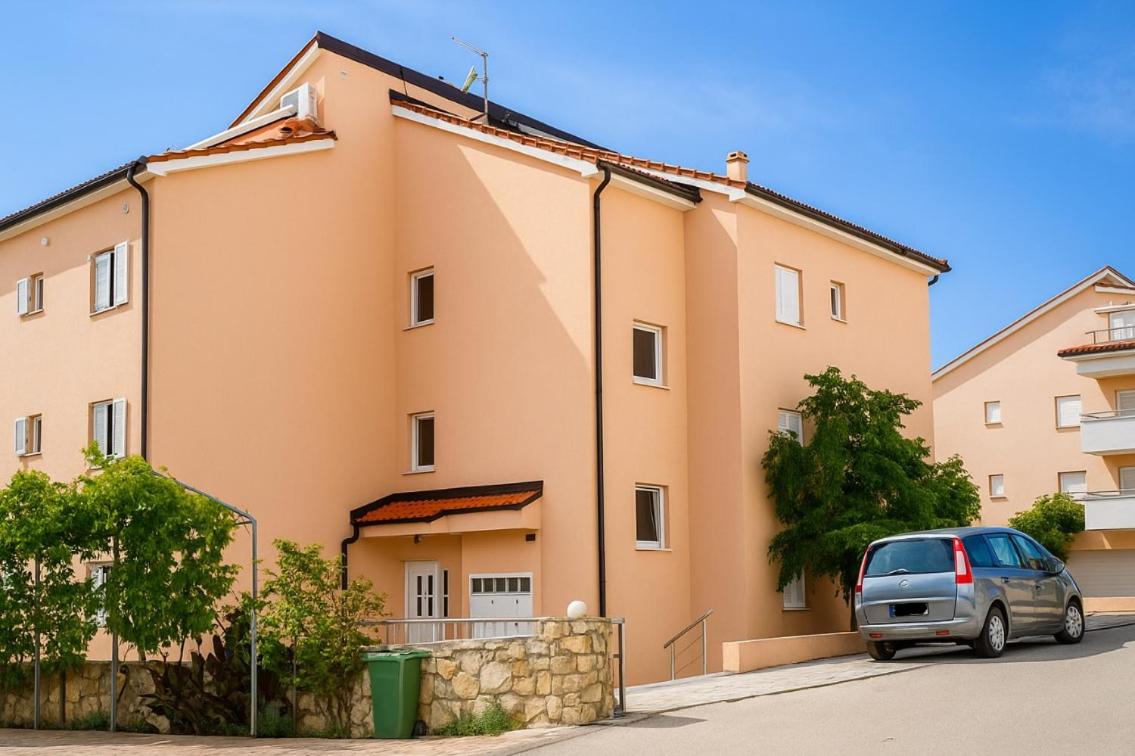 No1 Apartment with Balcony & AC - B&B Novalja