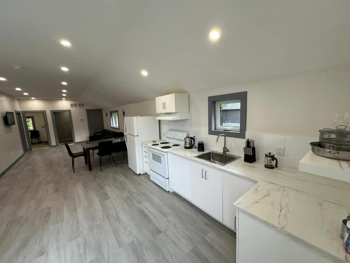 Cozy 4-Bedroom Cottage #1 in Innisfil - B&B Innisfil