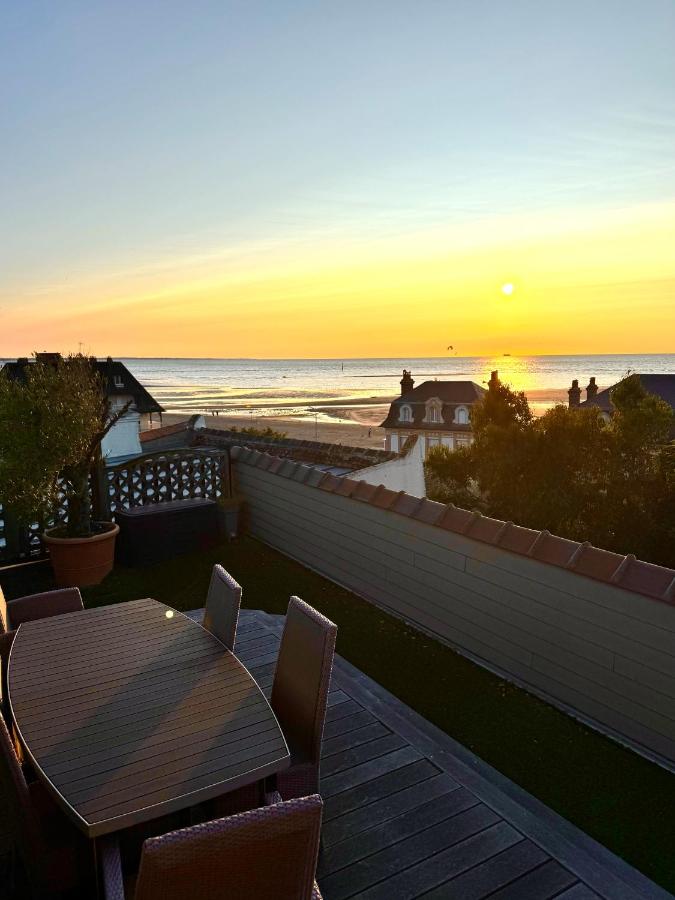 Appartement familial - 2 toits terrasses - vue mer - hyper centre d'Houlgate - B&B Houlgate