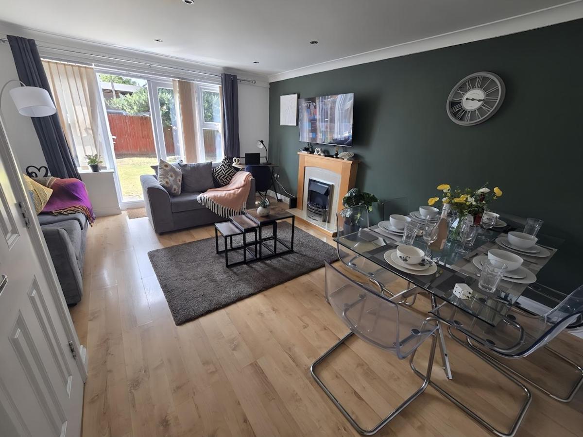 2ndHomeStays- Bilston- Contractors Friendly Townhouse - B&B