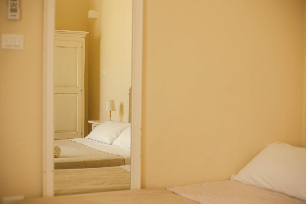 Tweepersoonskamer met 2 Aparte Bedden en Eigen Badkamer