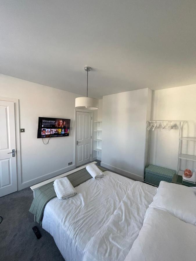 Serenity House, FREE parking, sleeps 6, plus Free stay for 2 children on sofa beds, near the beach restaurant and city centre, guests recommend it - Bed and Breakfast Bournemouth