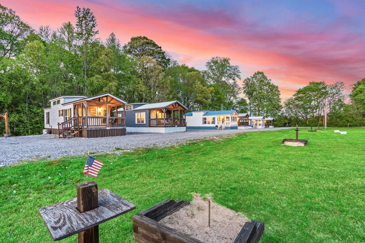 6 A Little Wanderlust Lux Tiny House, Firepit, Boat Parking, 5 Mins to Lake, Downtown - B&B