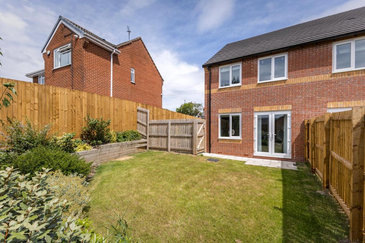 Beautiful and Spacious 3-bed Home in Nottingham by Renzo, Driveway, Close to M1! - B&B Pinxton