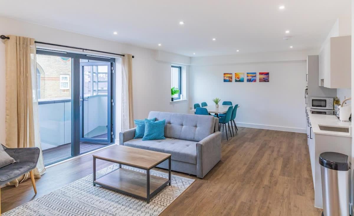 Central 2 Bed 2 Bath Apartment near Brighton College, Beach, Hospital - Long Stay Offers - B&B