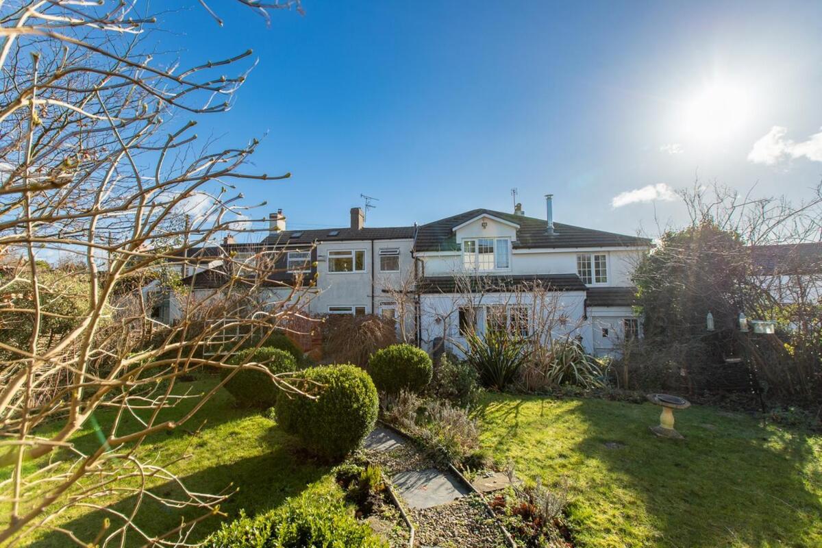 Victorian 3 Bed Cottage in Sought After Pentyrch - B&B
