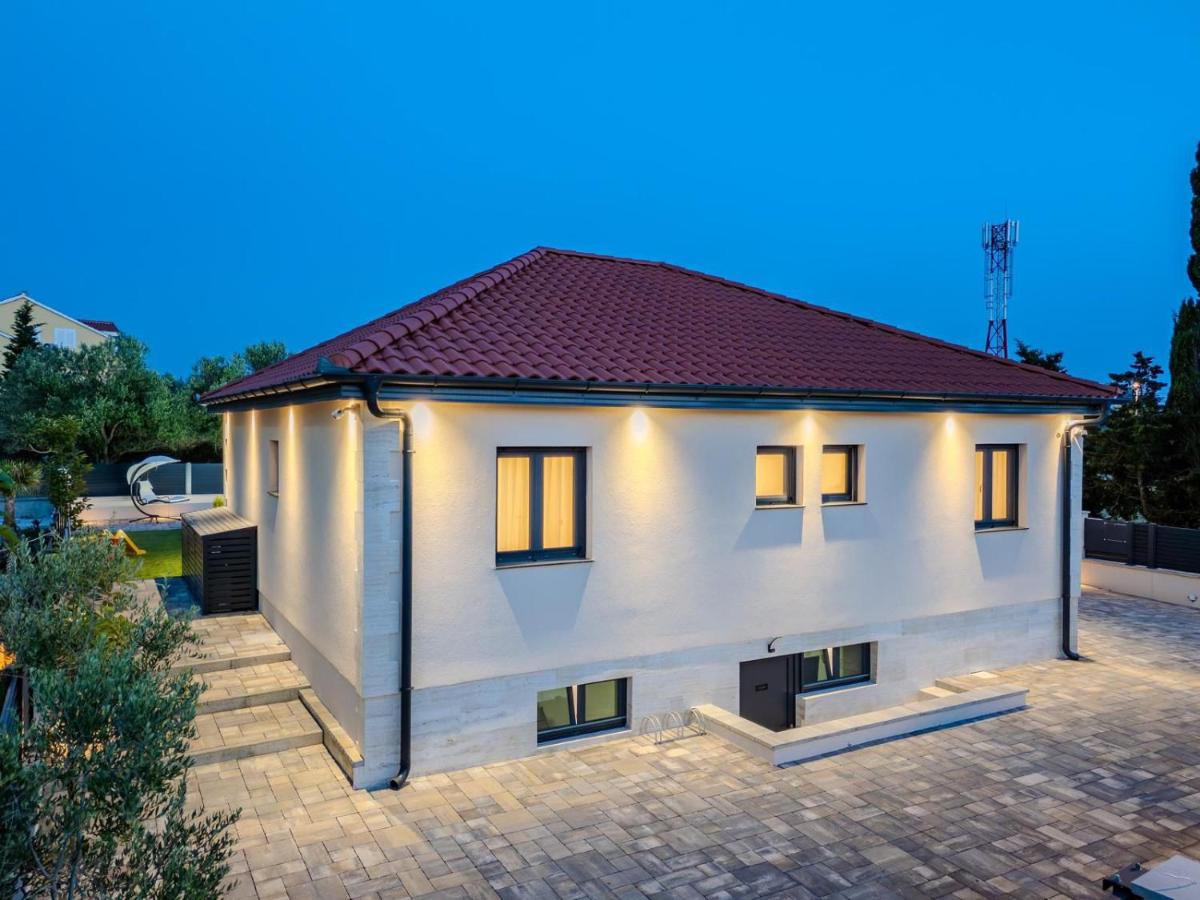 Villa Ballat with heated pool - Chambres d’hôtes Privlaka