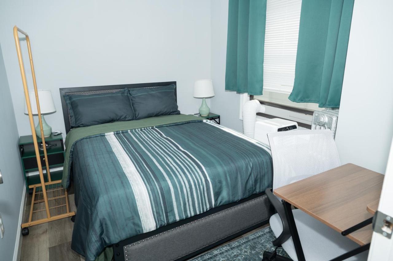 Emerald2 Room at Brighton Beach 2Min Walk to Ocean & Subway Chic Stay - Bed and Breakfast Brooklyn