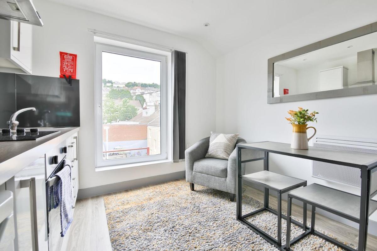 Churchill Studio in Uplands, Beautiful Entrance - Bed and Breakfast Swansea
