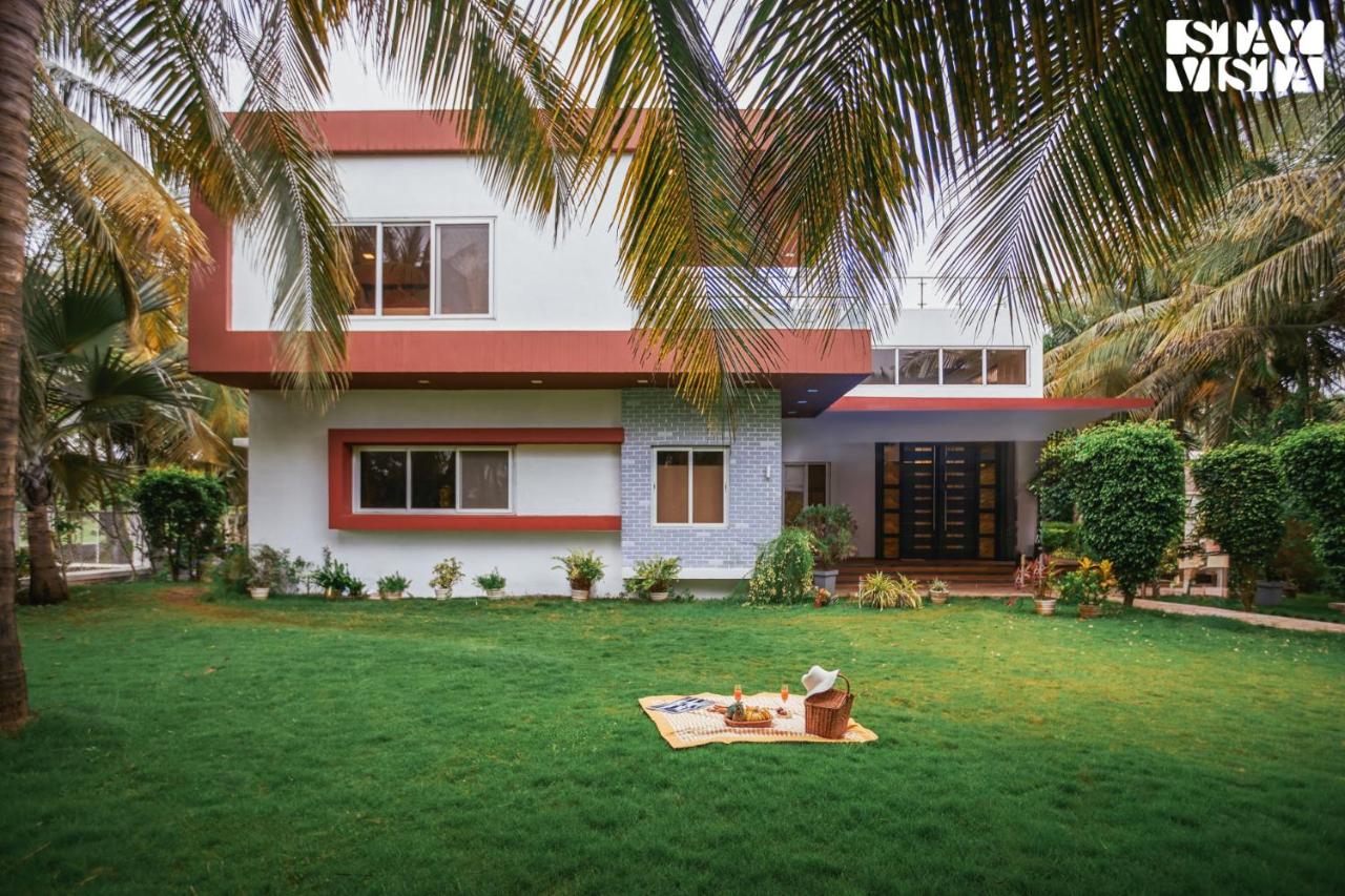 StayVista at Azure Bliss with Huge Pool, BBQ, Wi-Fi - B&B Nāgaon