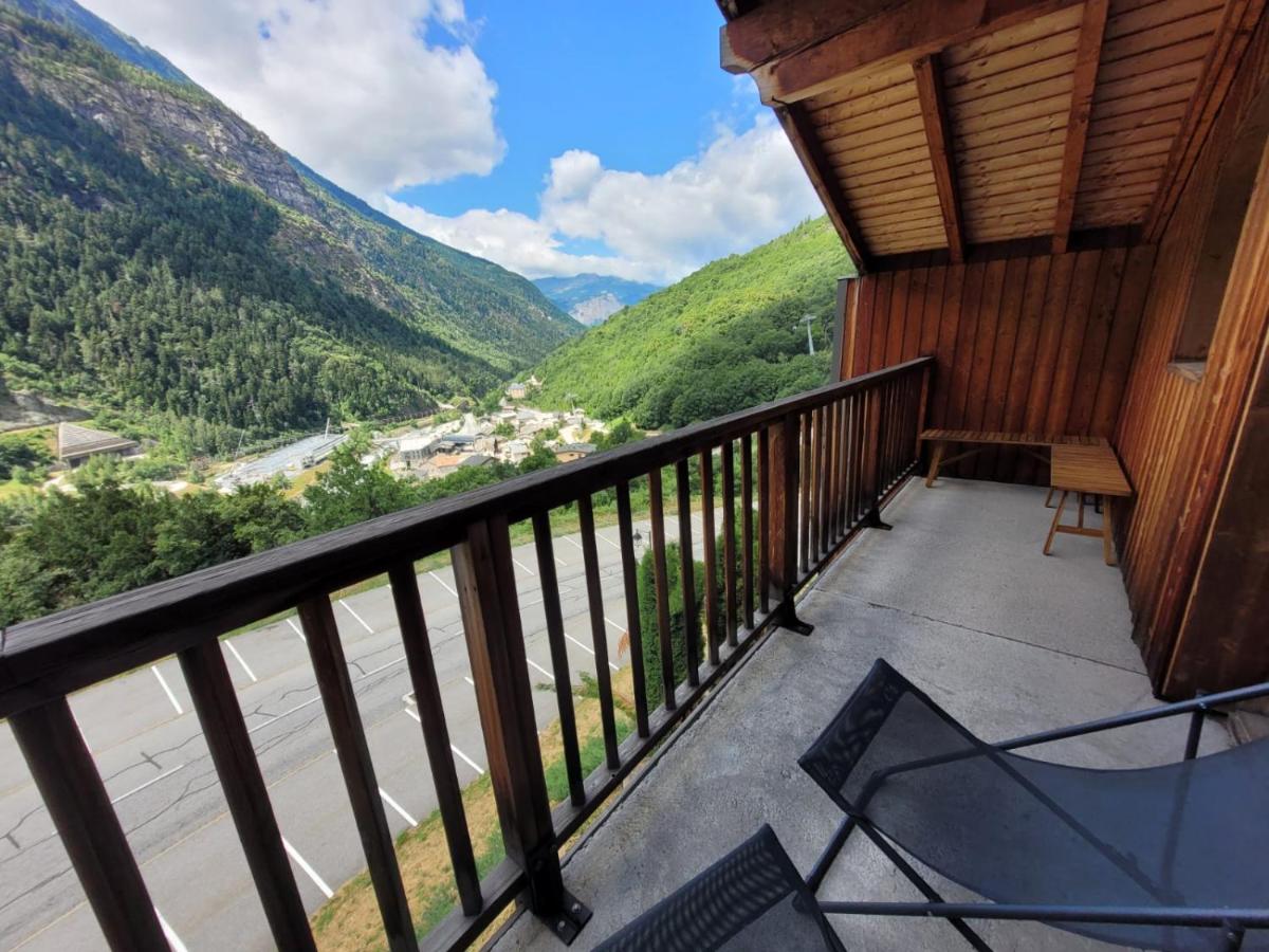 Three-Bedroom Apartment with Mountain View