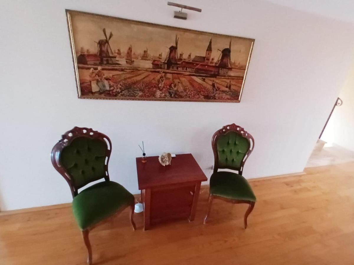Dreibettzimmer mit Dusche