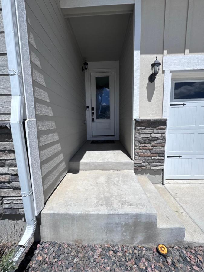 Near Airport, 3BR, Stock Tank Pool, Mini-Golf, Game Rm - B&B