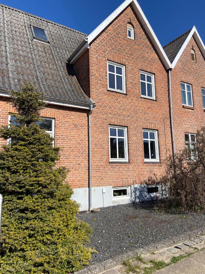 Aalborg Villa Apartments - '2' Second Floor - Close to Aalborg Center - Free Private Parking - B&B