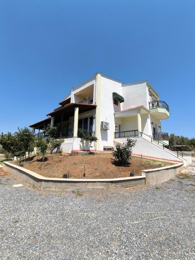 Villa Anna, Apartment 1, Nea Chili, Alexandroupoli, Greece, Private Tennis Court - Chambres d'hôtes Néa Chilí