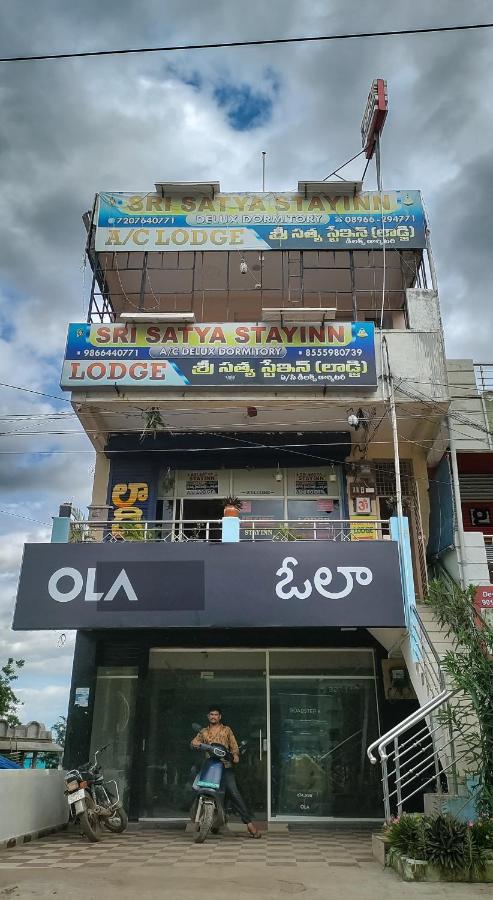 Sri satya stayinn - B&B Srungavarapukota