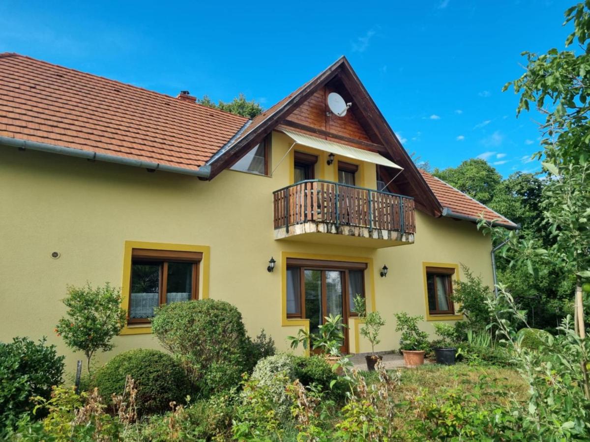 Sunflower Apartment, Napraforgóapartman - Ferienwohnung Gyenesdiás