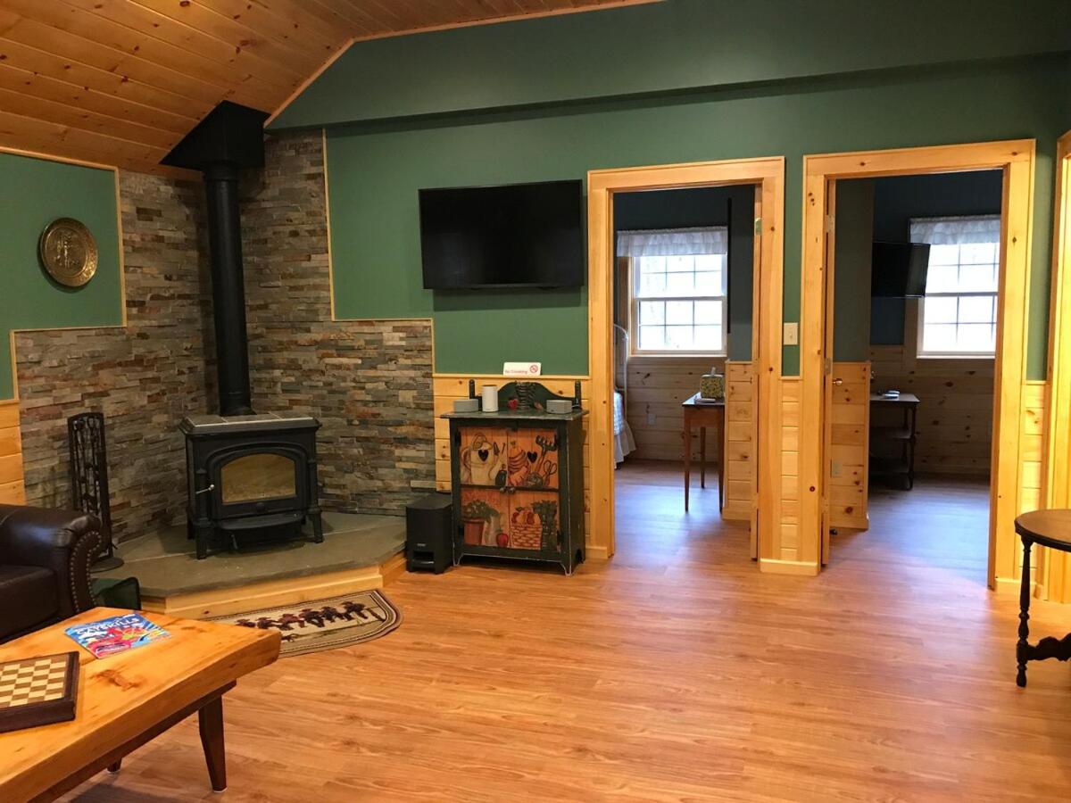 Private wooded Cottage, close to many activities! - B&B