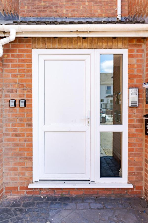 Modern Cozy 2BR Flat- Free parking- Near WBA - B&B