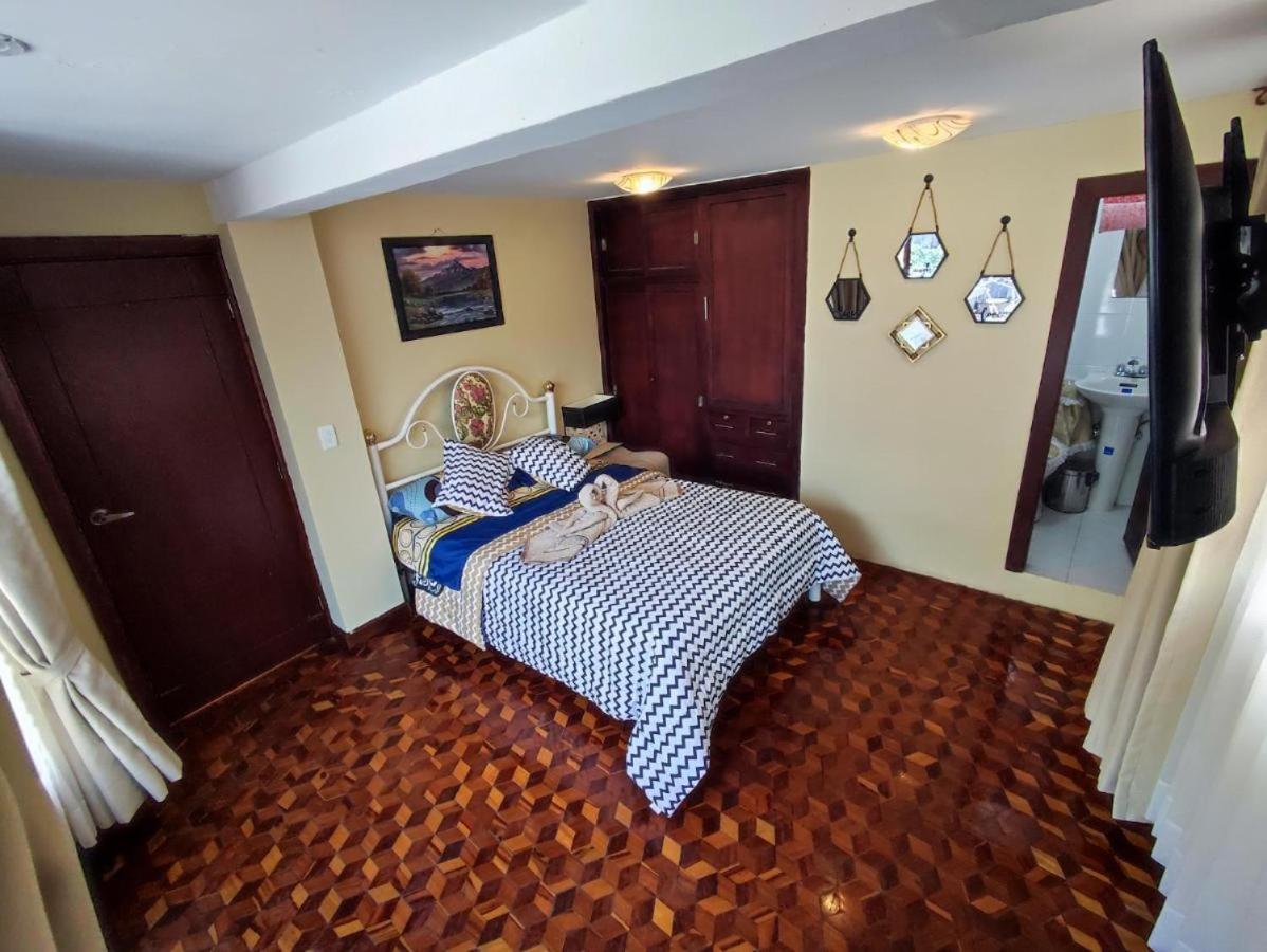 Habitación con cama grande