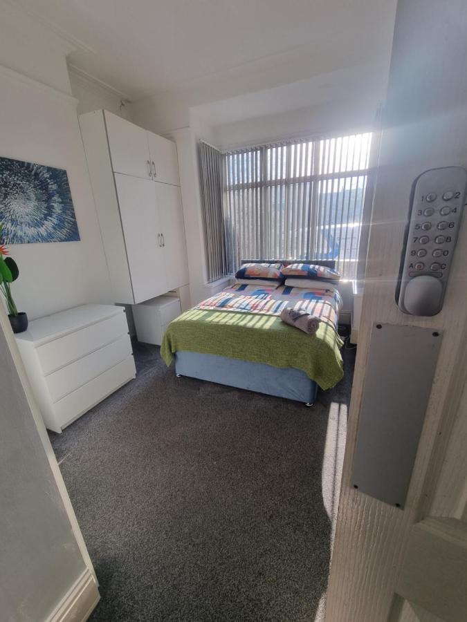 Generous double bedroom with ensuite - home from home! - B&B Birmingham