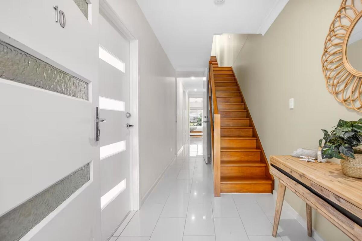 Beachfront Luxury with Ocean Views and Alfresco Dining - B&B Urangan