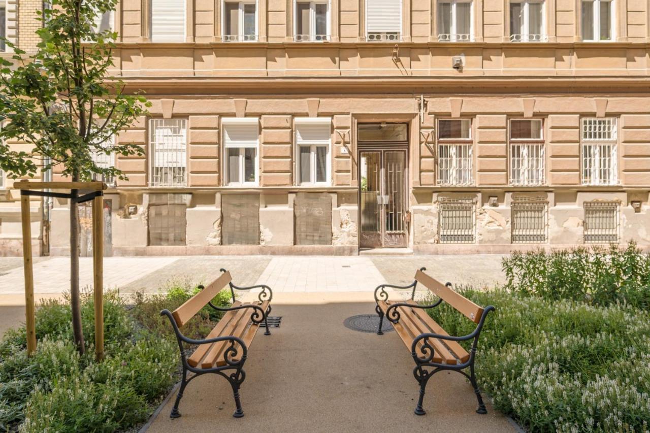 happy home BLUE - B&B Budapest