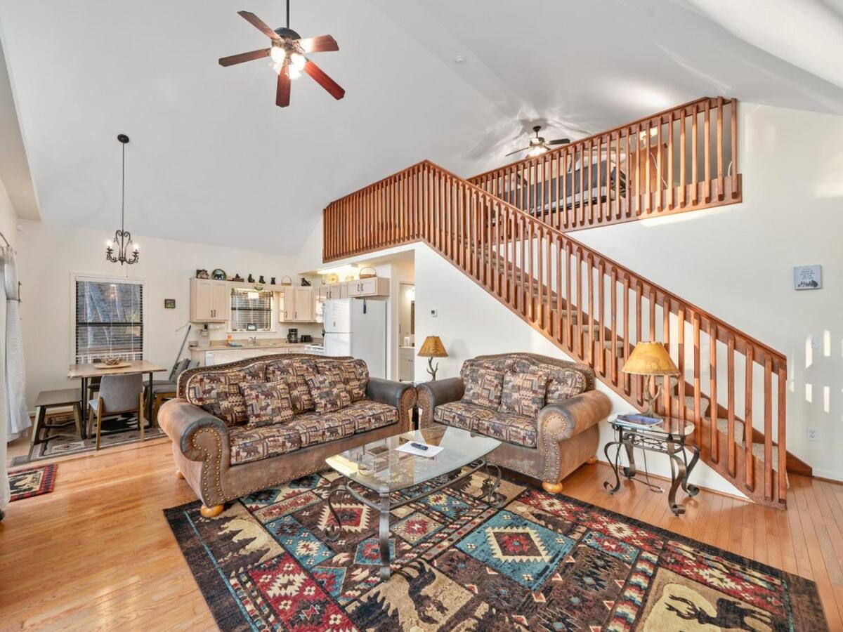 Lazy Bear Retreat Mountain Views-Hot Tub-FirePit - Bed and Breakfast Whittier