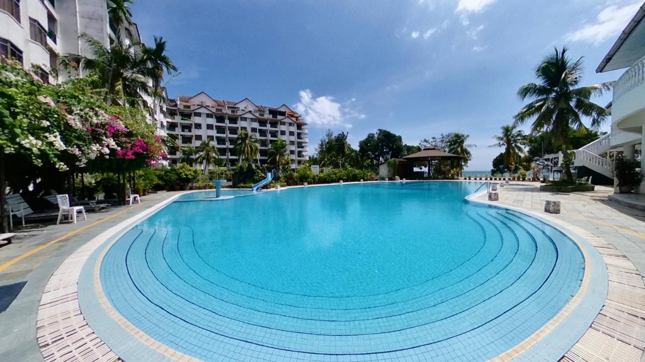 9pax GFloor 2R2B DOORSTEP TO BEACH, WATERSPORT, BBQ Set, Pool, Wifi, 50"TV - B&B Port Dickson