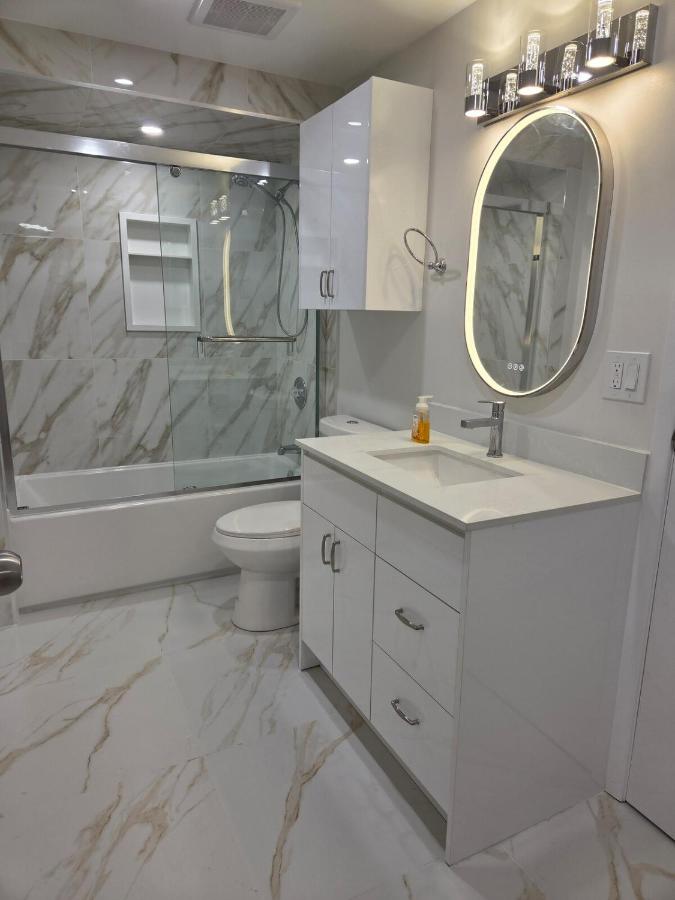 Three Bedrooms House in Mississauga with free parking Conveniently located with easy access to the airport downtown Toronto major malls and highways for a seamless stay - Chambres d'hôtes Mississauga